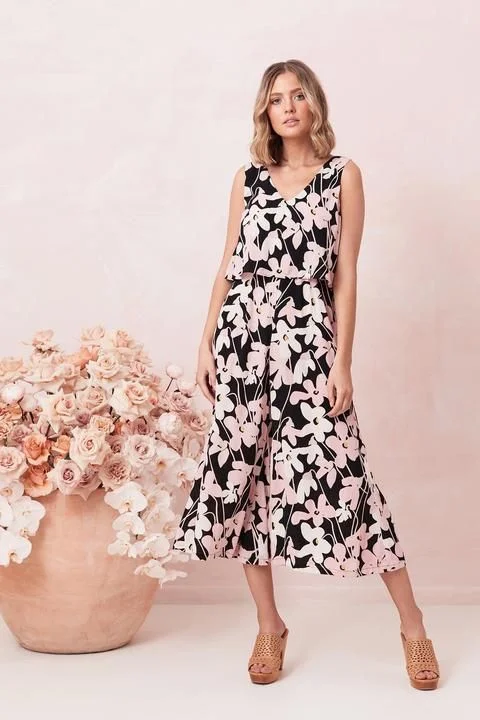 Halter Neck Women Dress to Show Off the Shoulders and Neckline Halter Neck Women Dress to Show Off the Shoulders and Neckline MISTER ZIMI - Clover jumpsuit - Blush floral! 14 Halter Neck Women Dress to Show Off the Shoulders and Neckline Halter Neck Women Dress to Show Off the Shoulders and Neckline MISTER ZIMI - Clover jumpsuit - Blush floral! 14